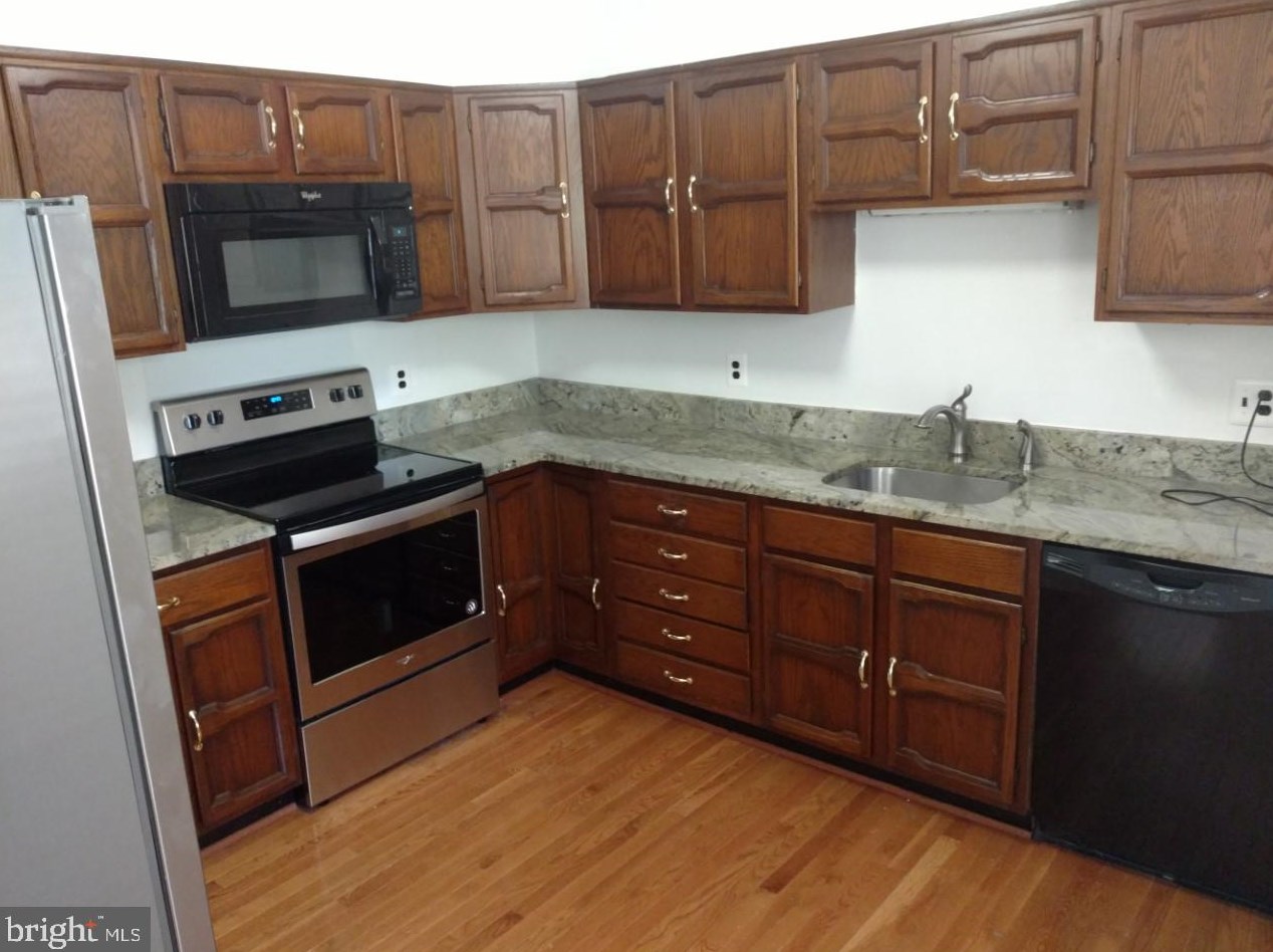 9204 Dellwood Dr, Vienna VA  22180-6121 exterior