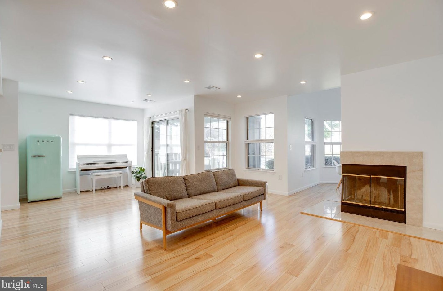 5601 Willoughby Newton Dr, Centreville, VA 20120-1900