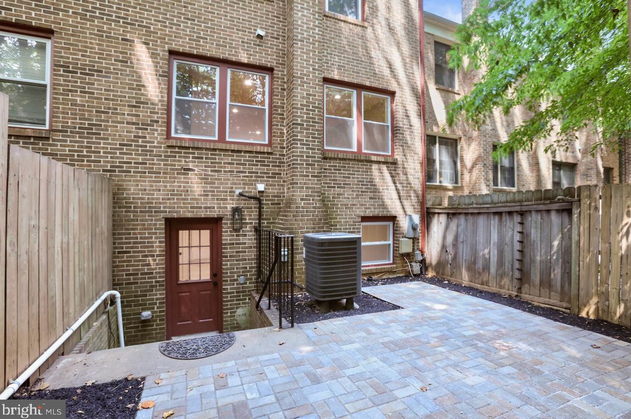 9585 Blake Park Ct, Fairfax VA  22031-1135 exterior