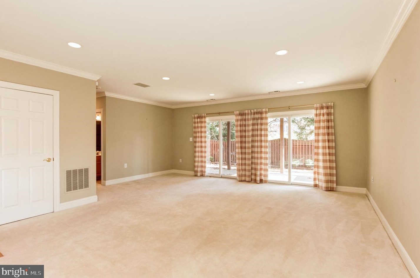 2217 Harithy Dr, Vienna VA  22027-1058 exterior