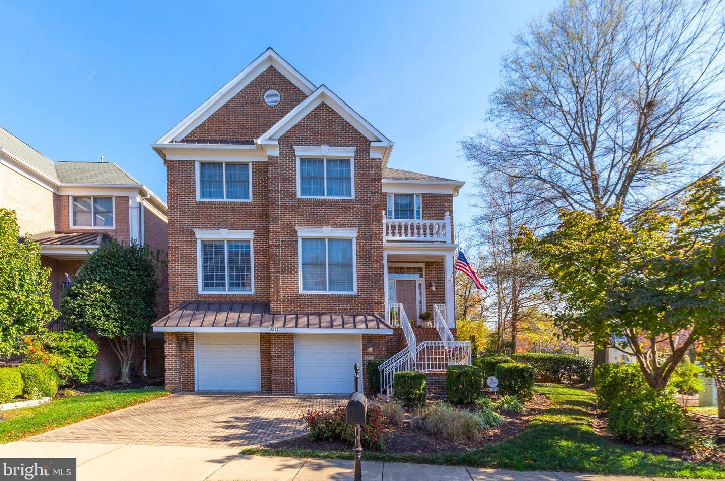 2217 Harithy Dr, Vienna VA  22027-1058 exterior