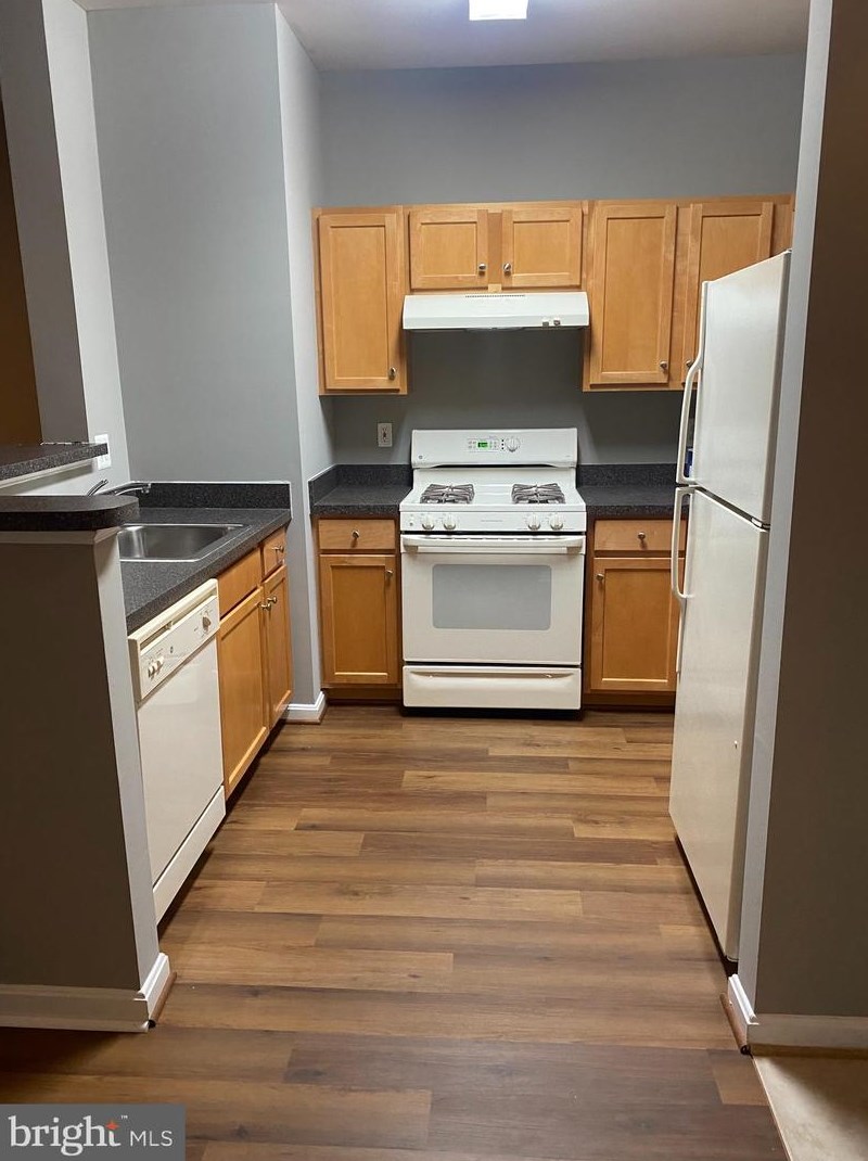 13384 Connor Dr, Centreville VA  20120-3058 exterior