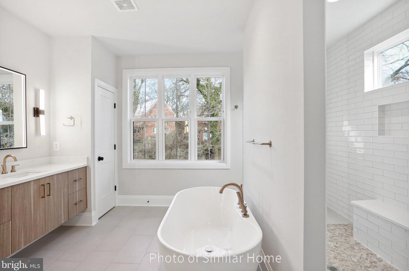 1002 Hillcrest Dr, Vienna VA  22180-6456 exterior