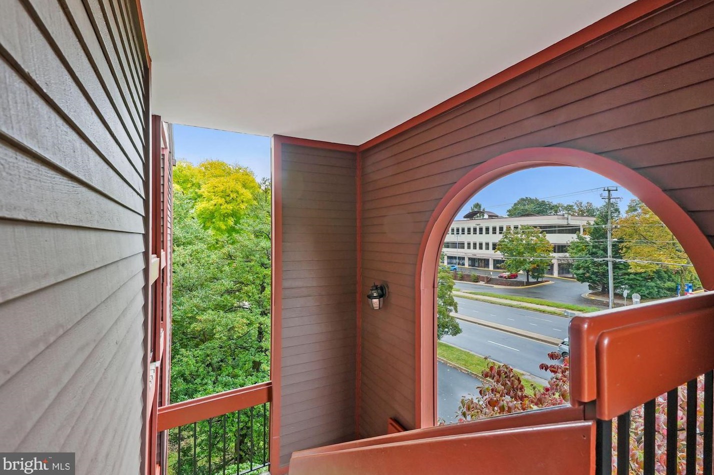 2815 Lee Oaks Ct Apt 302, Falls Church, VA 22046