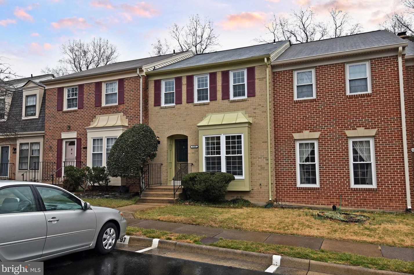 9709 Lakepointe Dr, Springfield, VA 22015