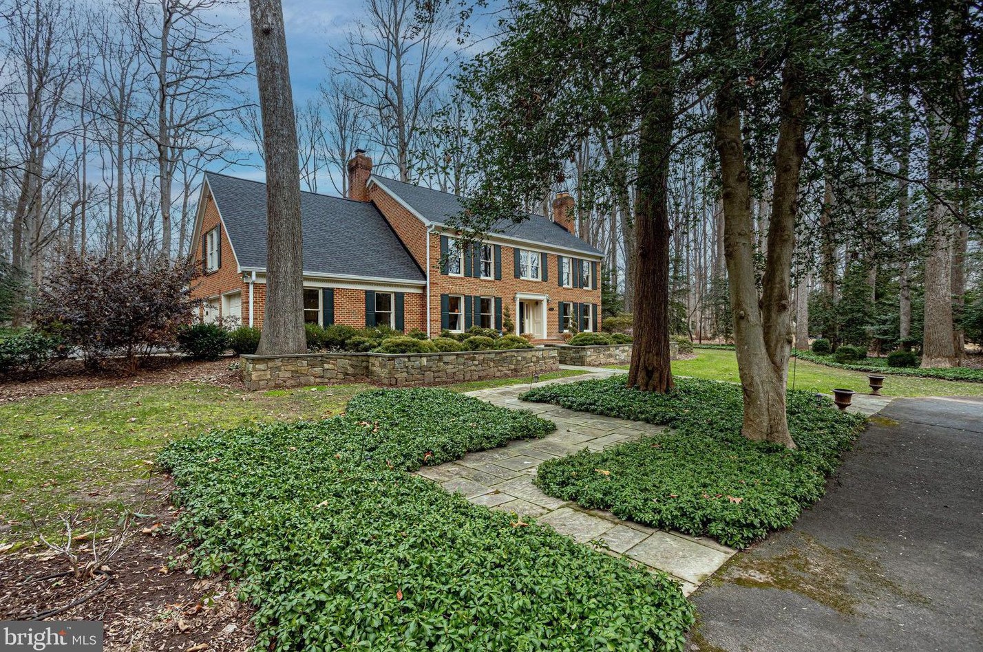 10218 Forest Lake Dr, Great Falls, VA 22066
