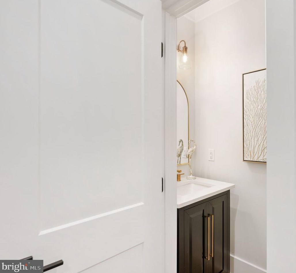 100 James Dr, Vienna VA  22180-6710 exterior