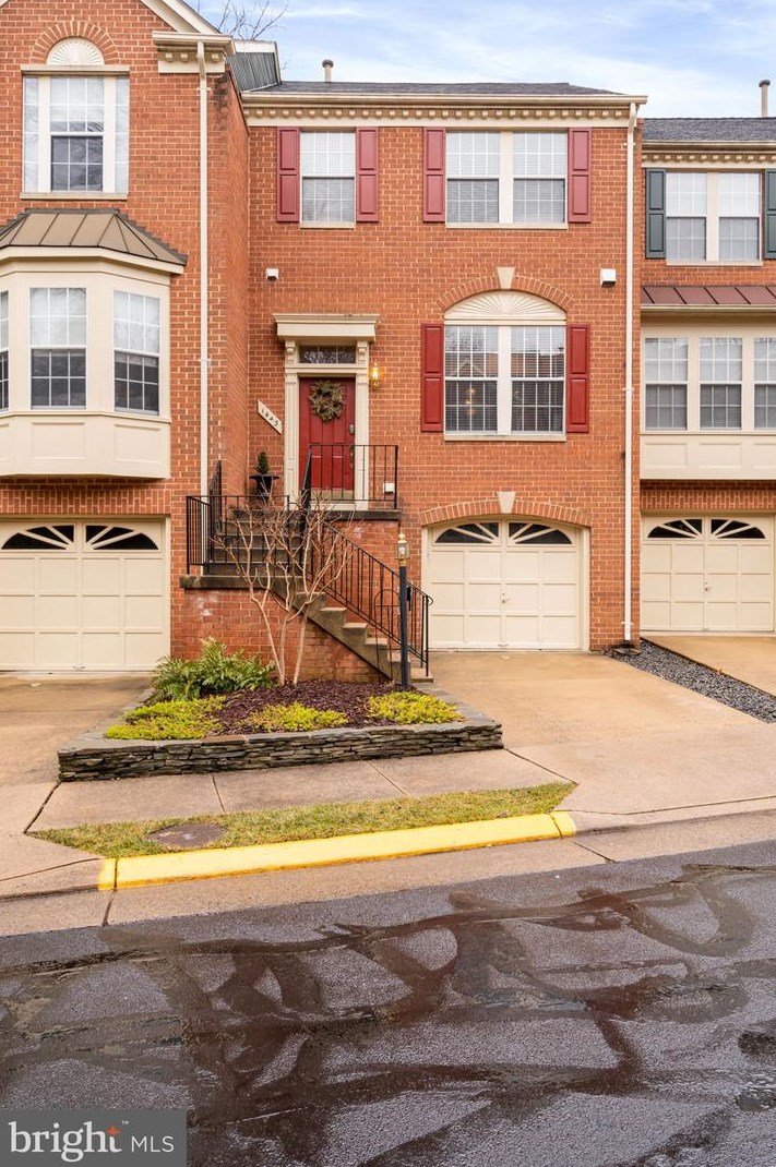 1443 Park Garden Ln, Herndon, VA 20194