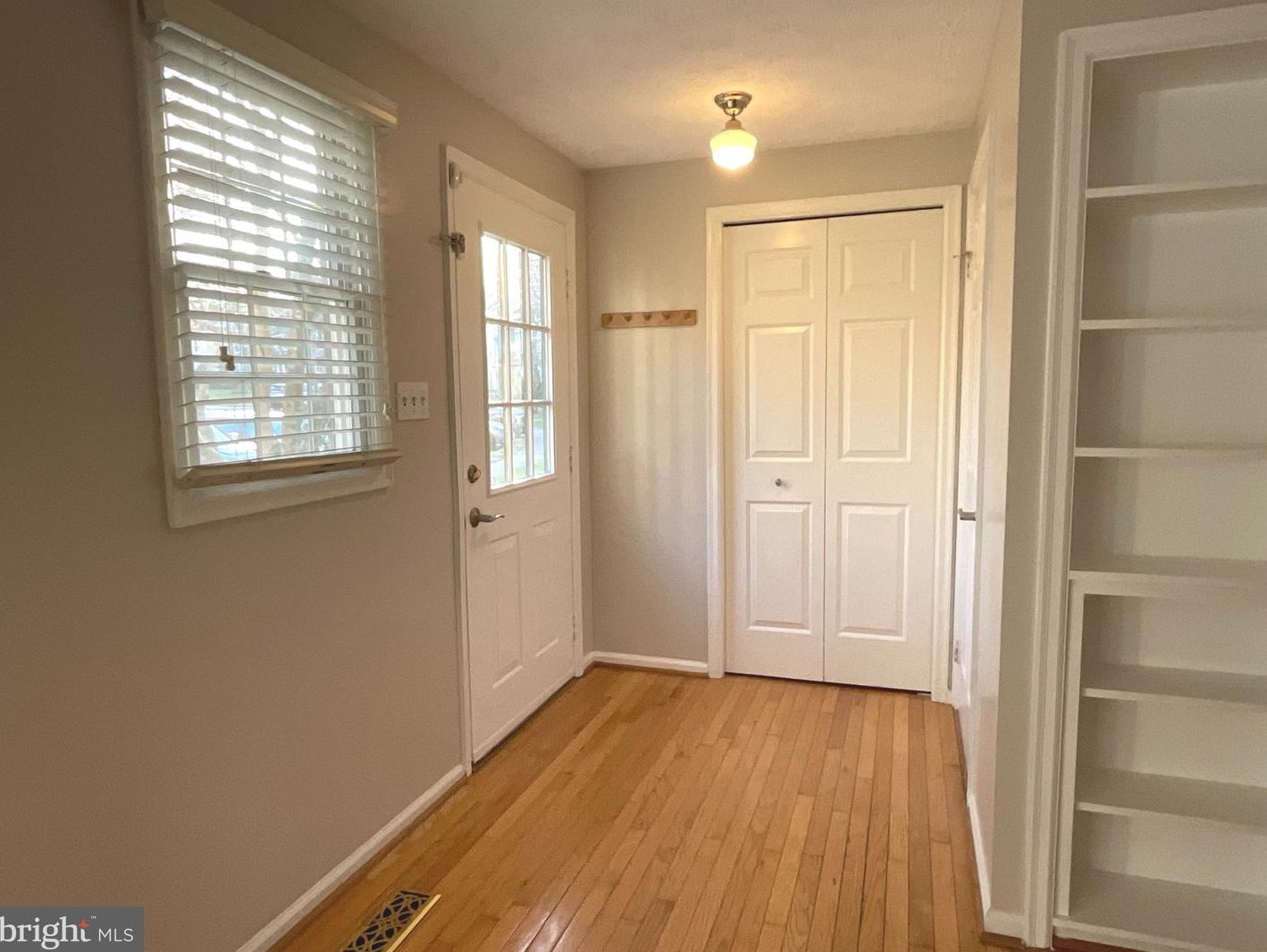 1565 Twisted Oak Dr, Herndon, VA 20194