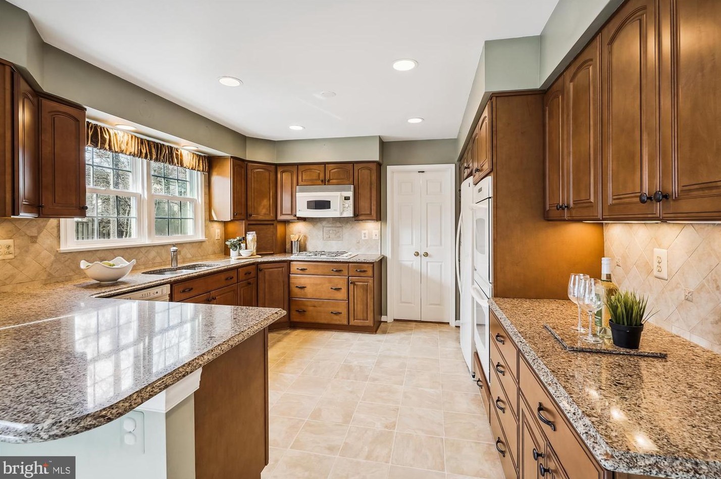 4416 Woods Edge Ct, Fairfax, VA 20151-2412