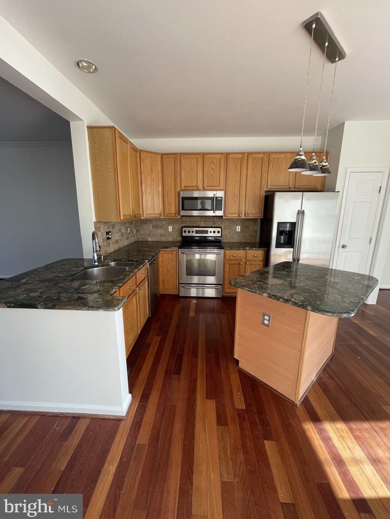 2536 Banshire Dr, Herndon, VA 20171