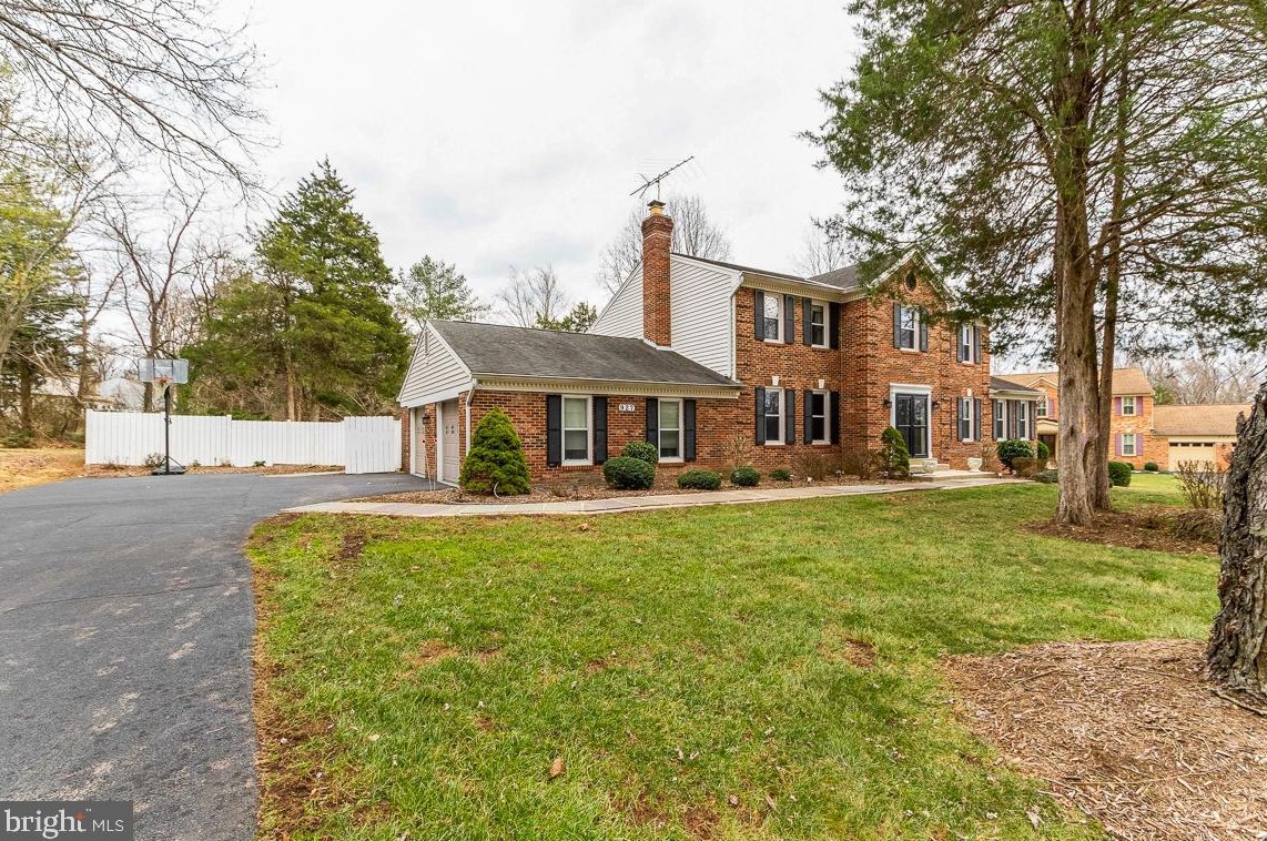 927 Holly Creek Dr, Great Falls, VA 22066