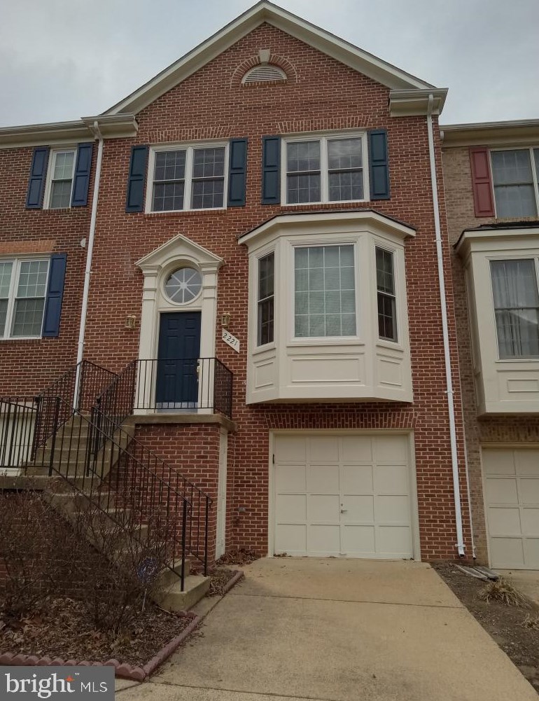 2221 Journet Dr, Vienna, VA 22027