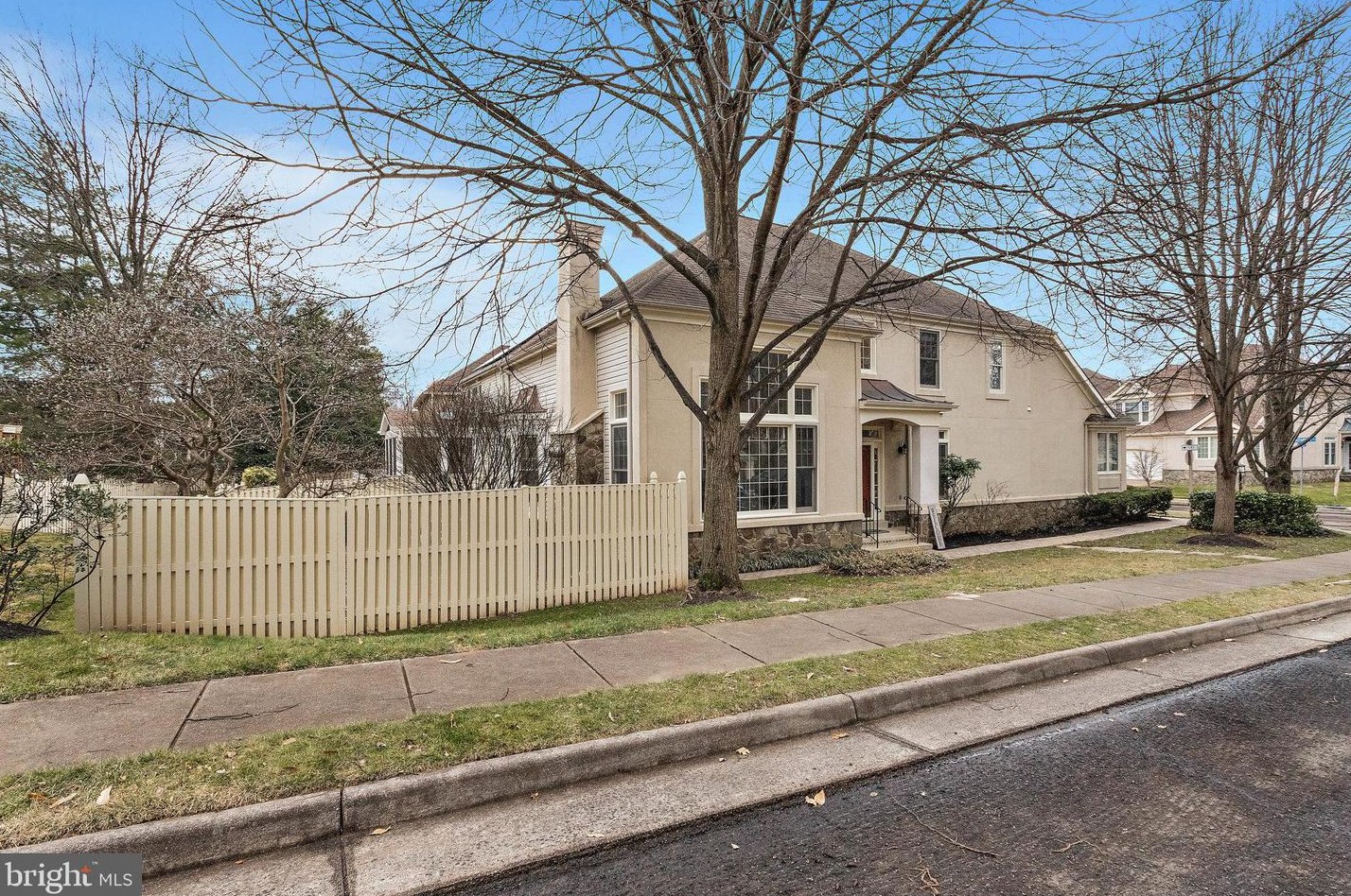 2901 Strathaven Pl, Vienna, VA 22181-5915