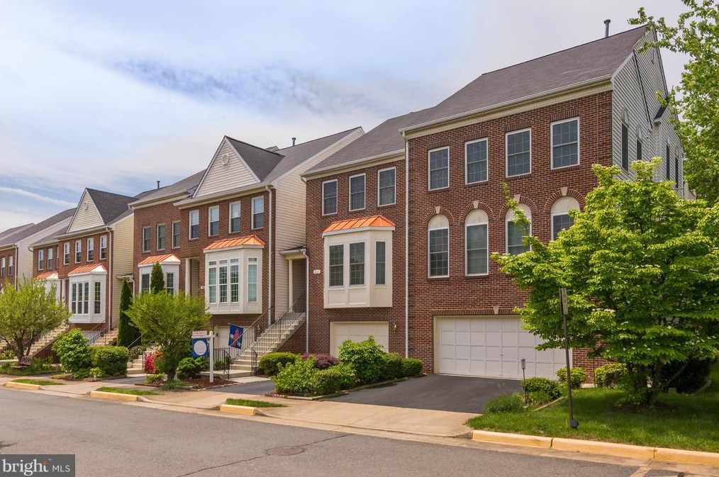 2902 Mainstone Dr, Fairfax, VA 22031
