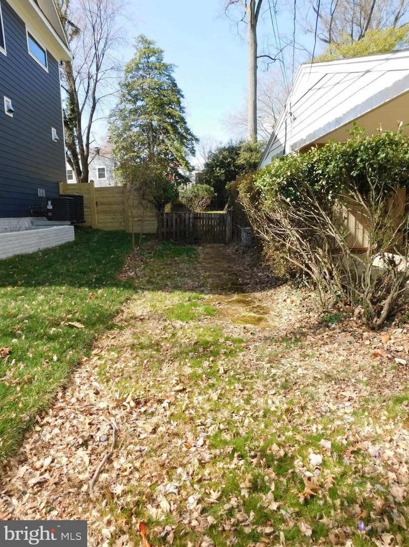 102 James Dr, Vienna VA  22180-6710 exterior