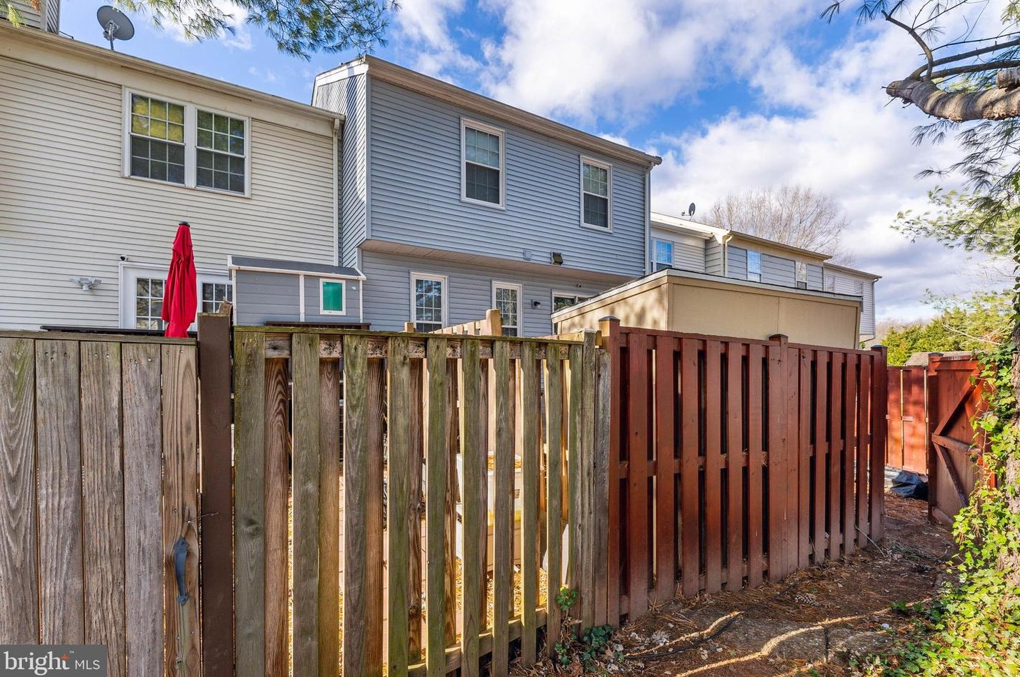 14818 Lynhodge Ct, Centreville VA  20120-1861 exterior