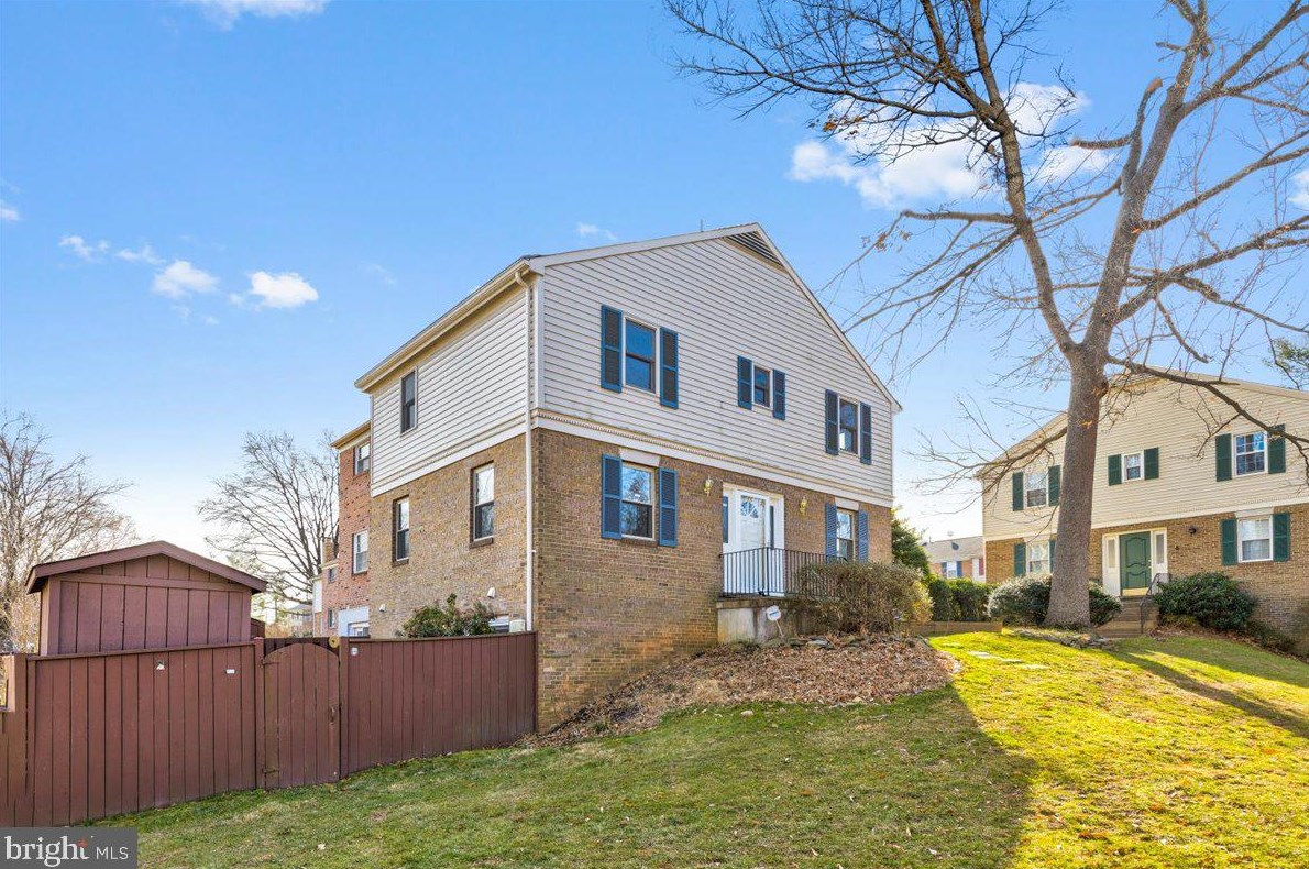 9670 Lindenbrook St, Fairfax, VA 22031-1131