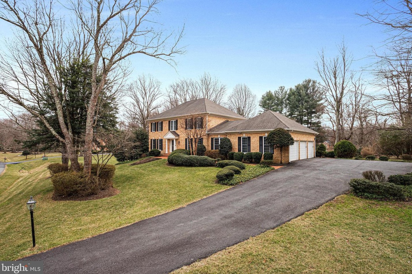 705 Crown Meadow Dr, Great Falls, VA 22066