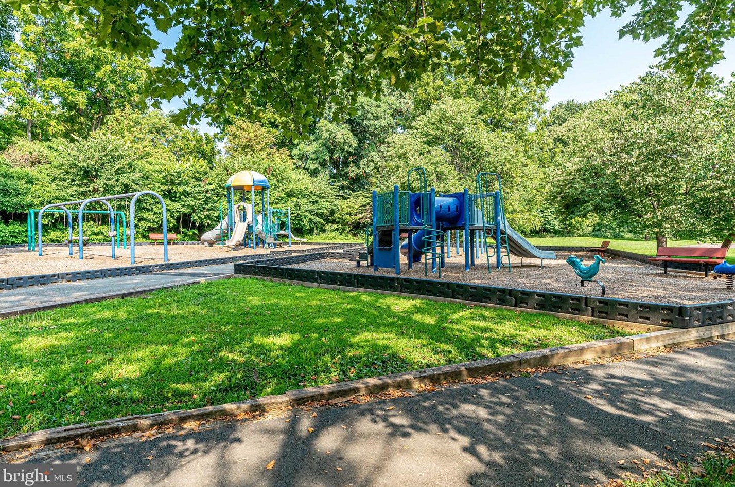 10225 Valentino Dr, Vienna VA  22124-2844 exterior