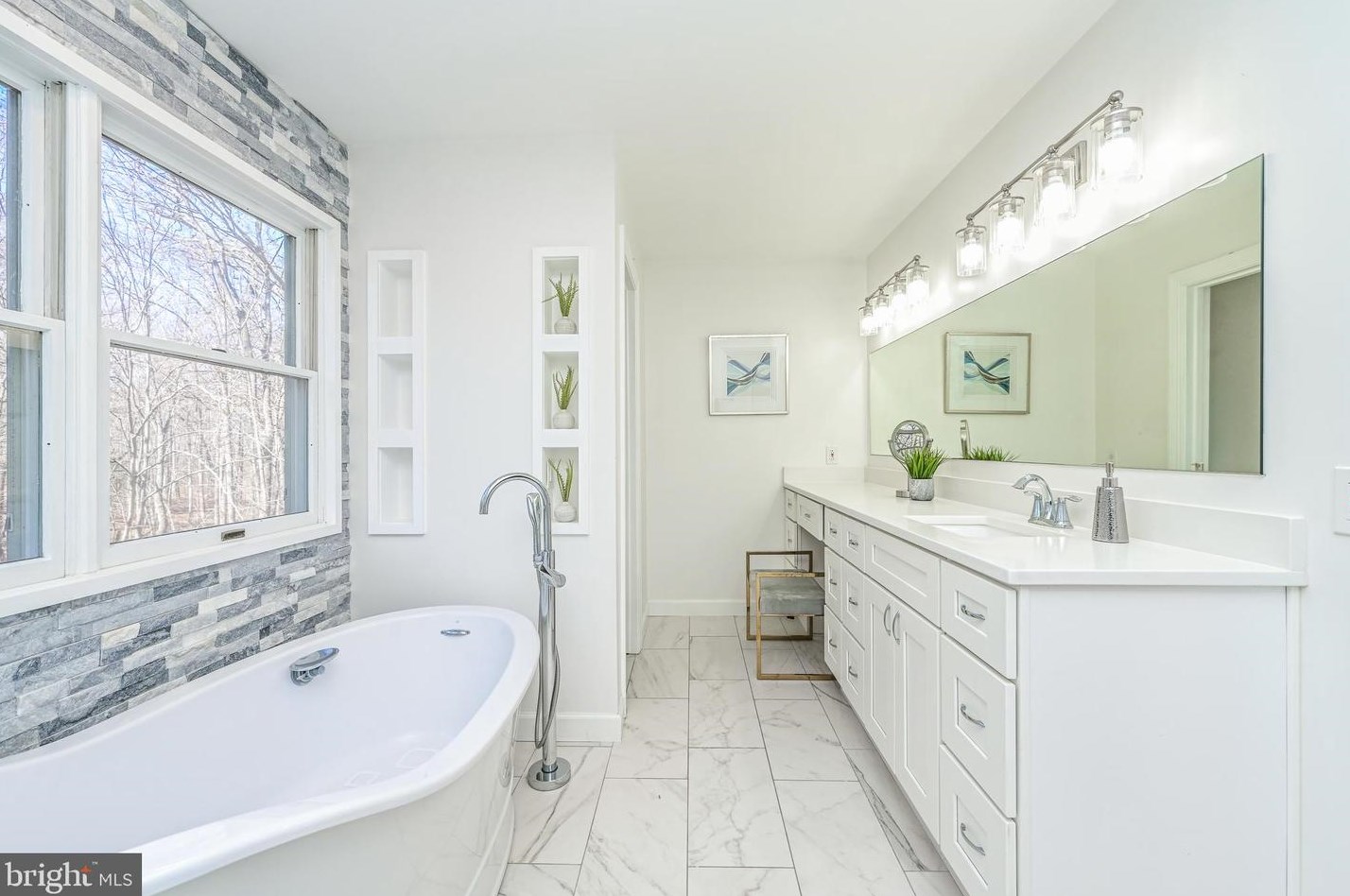 8624 Beaver Pond Ln, Fairfax VA  22039-2702 exterior