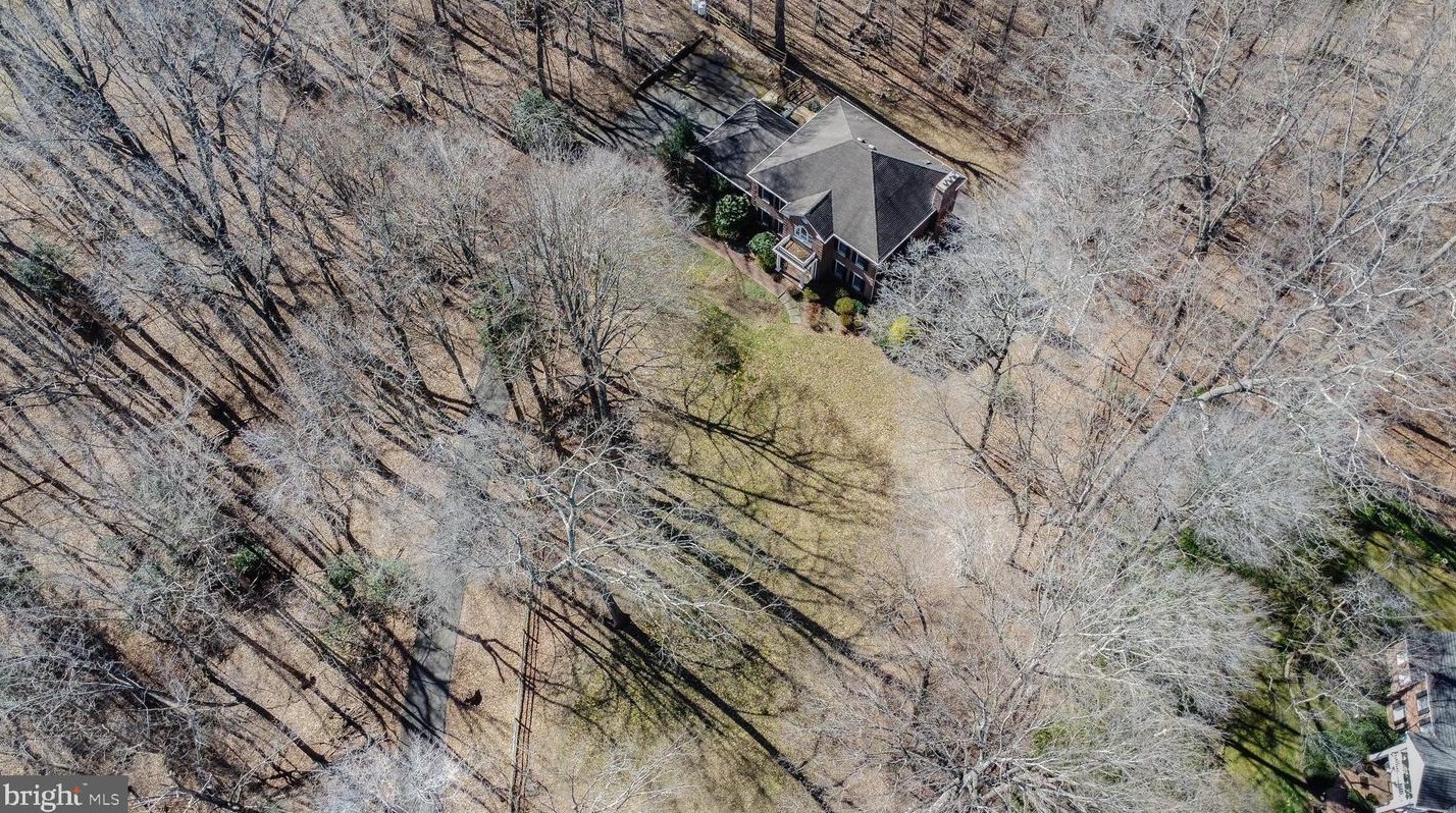 8624 Beaver Pond Ln, Fairfax VA  22039-2702 exterior