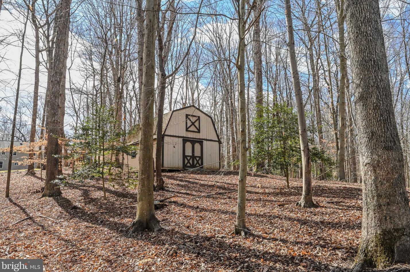 8624 Beaver Pond Ln, Fairfax VA  22039-2702 exterior