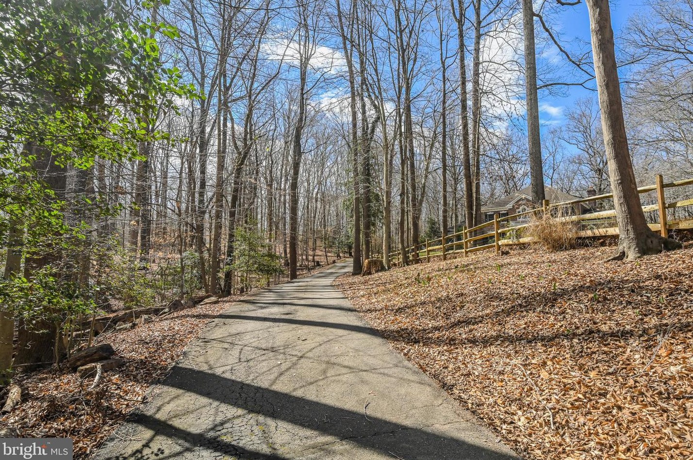 8624 Beaver Pond Ln, Fairfax VA  22039-2702 exterior