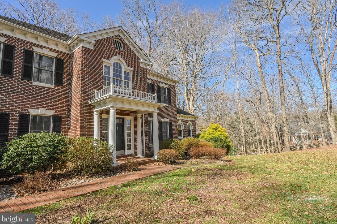 8624 Beaver Pond Ln, Fairfax VA  22039-2702 exterior