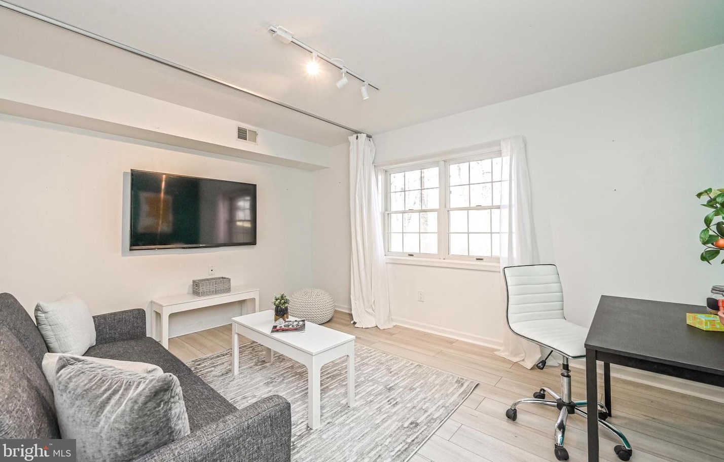 8624 Beaver Pond Ln, Fairfax VA  22039-2702 exterior