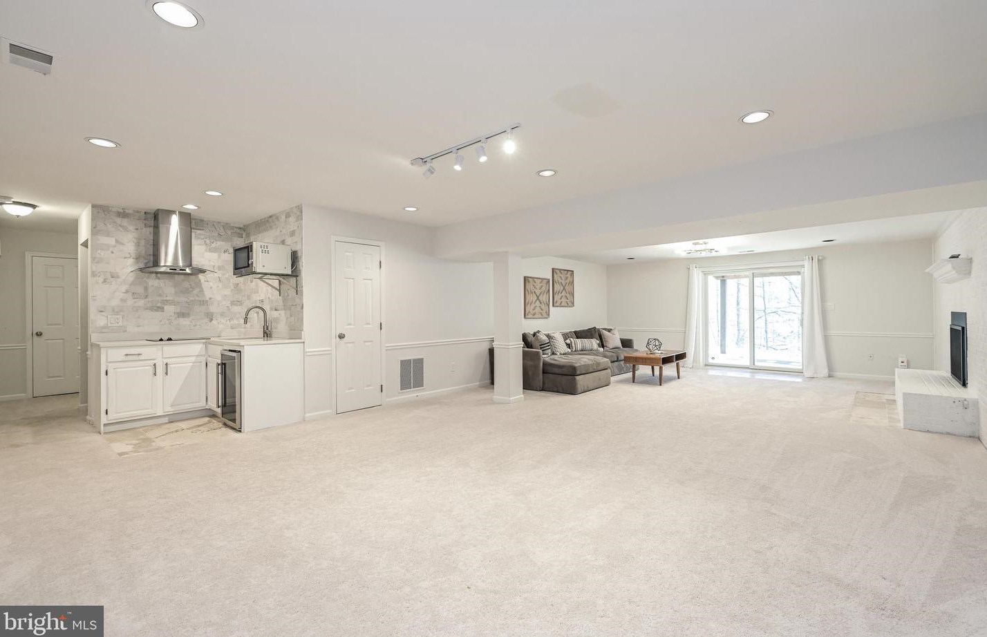 8624 Beaver Pond Ln, Fairfax VA  22039-2702 exterior