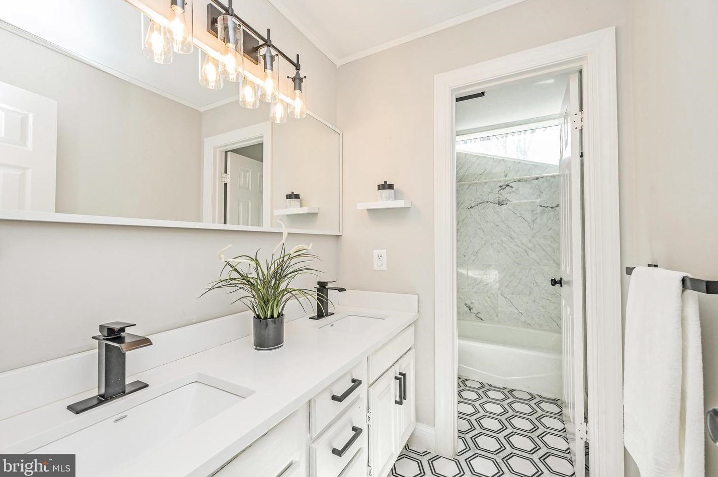 8624 Beaver Pond Ln, Fairfax VA  22039-2702 exterior