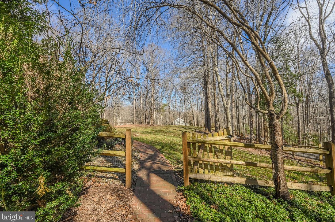 8624 Beaver Pond Ln, Fairfax VA  22039-2702 exterior