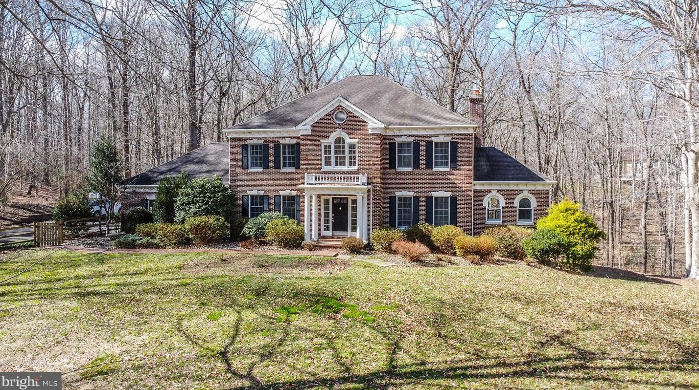 8624 Beaver Pond Ln, Fairfax VA  22039-2702 exterior