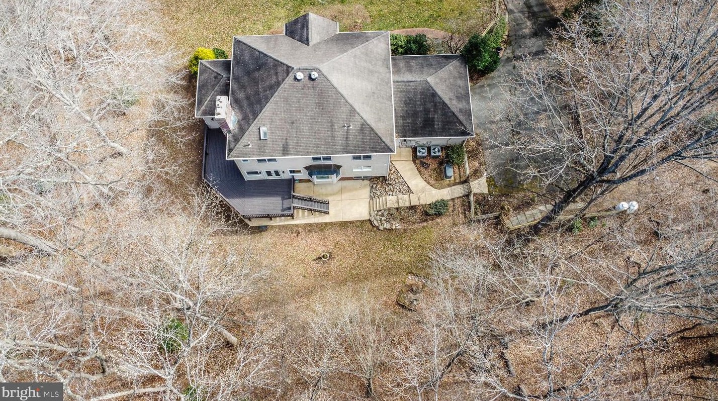 8624 Beaver Pond Ln, Fairfax VA  22039-2702 exterior