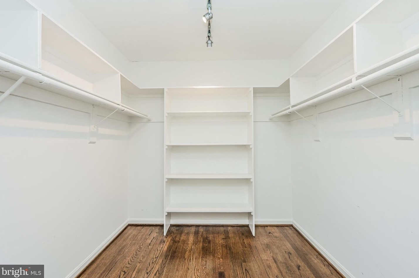 8624 Beaver Pond Ln, Fairfax VA  22039-2702 exterior