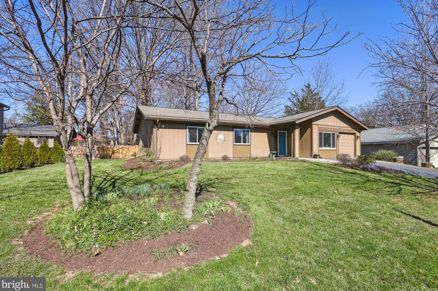 1512 Sadlers Wells Dr, Herndon, VA 20170