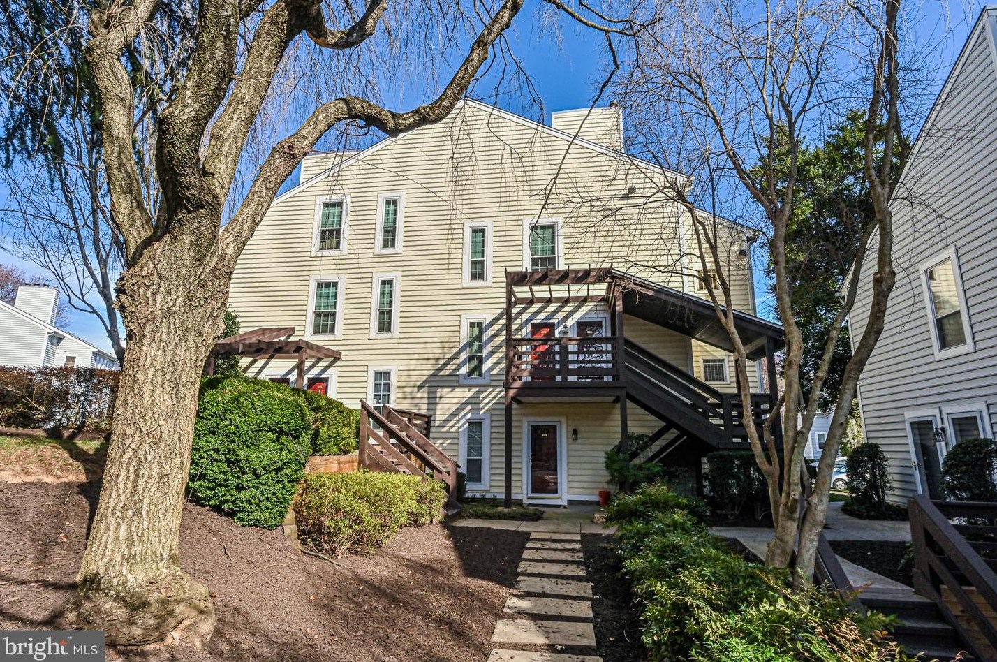 10163 Oakton Terrace Rd, Vienna, VA 22124