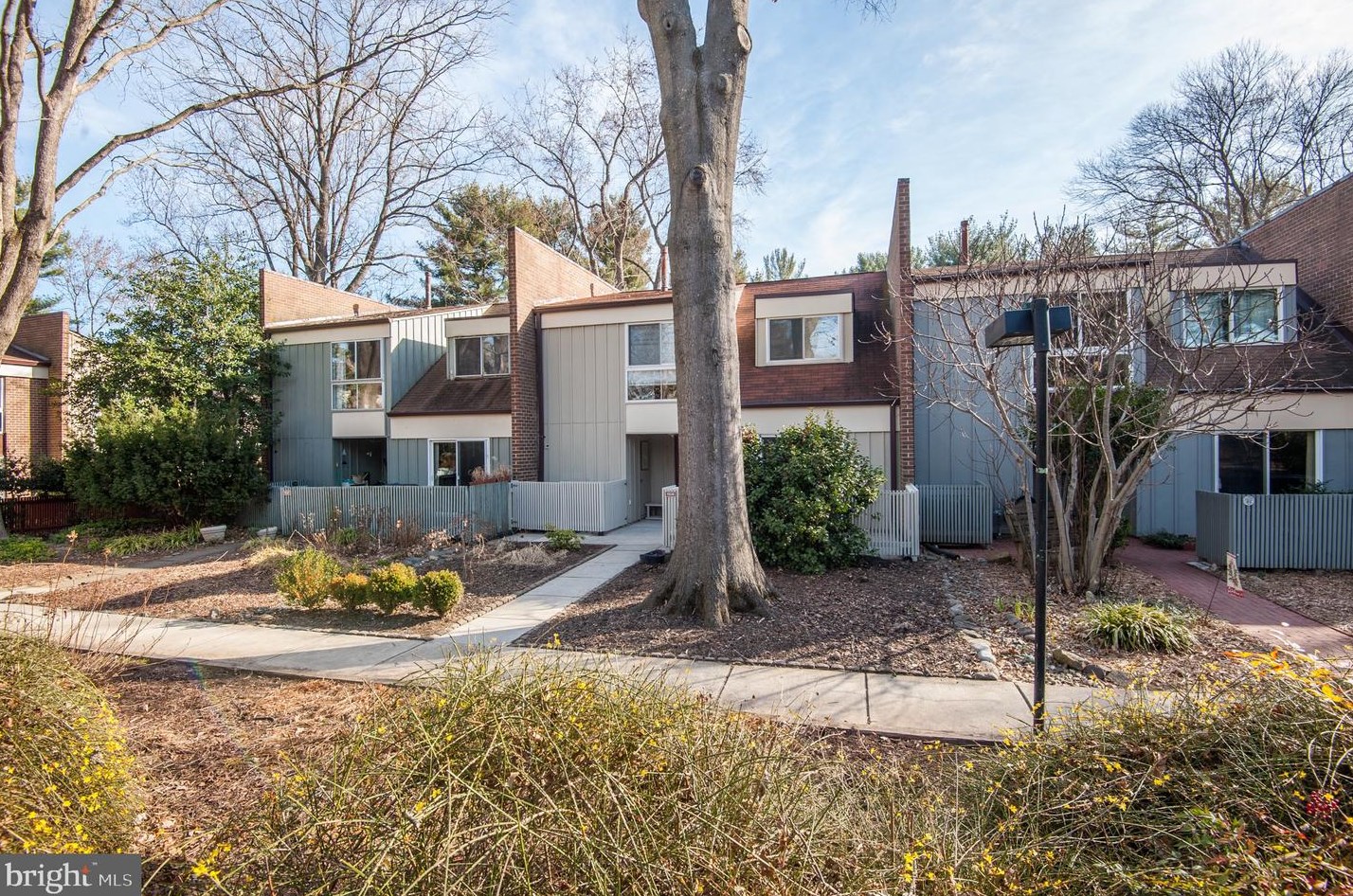 11539 Links Dr, Herndon, VA 20190