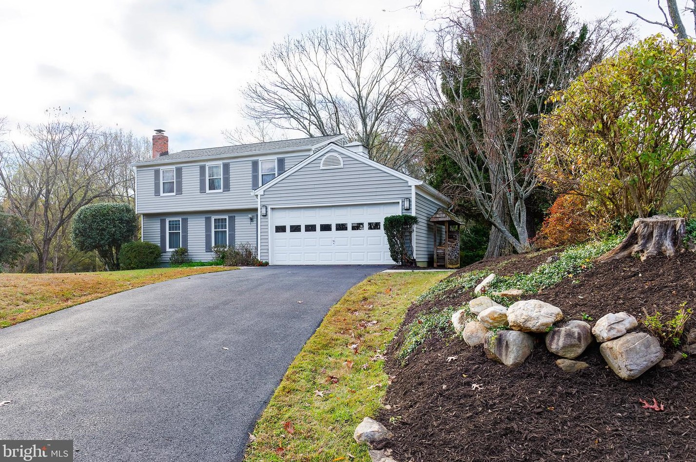 2122 Thomas View Rd, Herndon, VA 20191