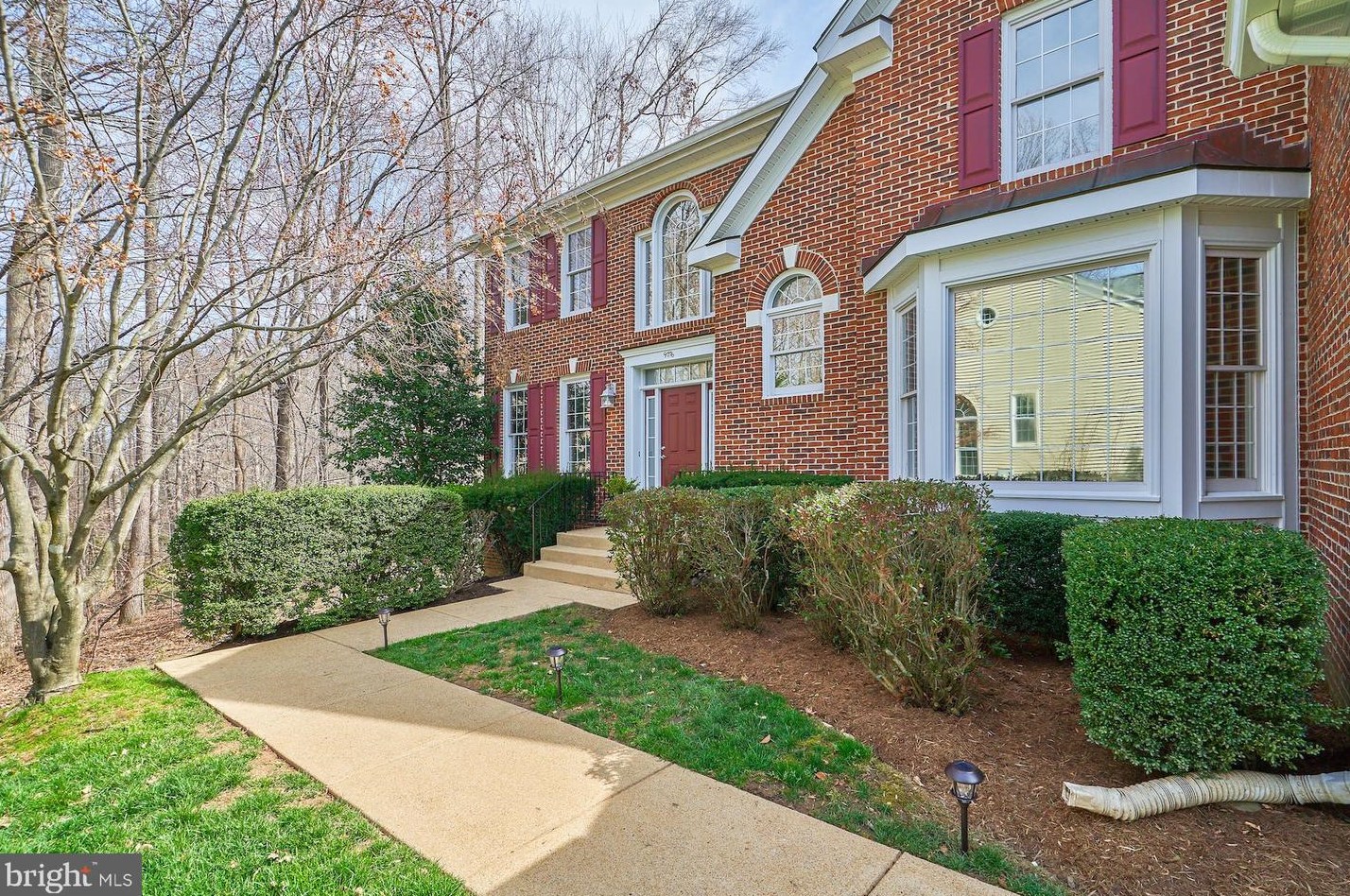 9776 Viewcrest Dr, Fairfax, VA 22039-2900