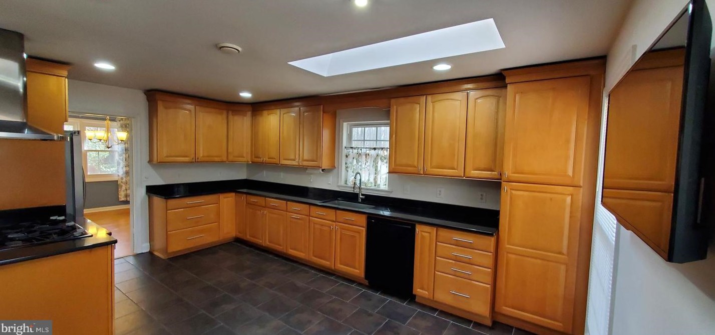 2521 Farrier Ln, Herndon, VA 20191