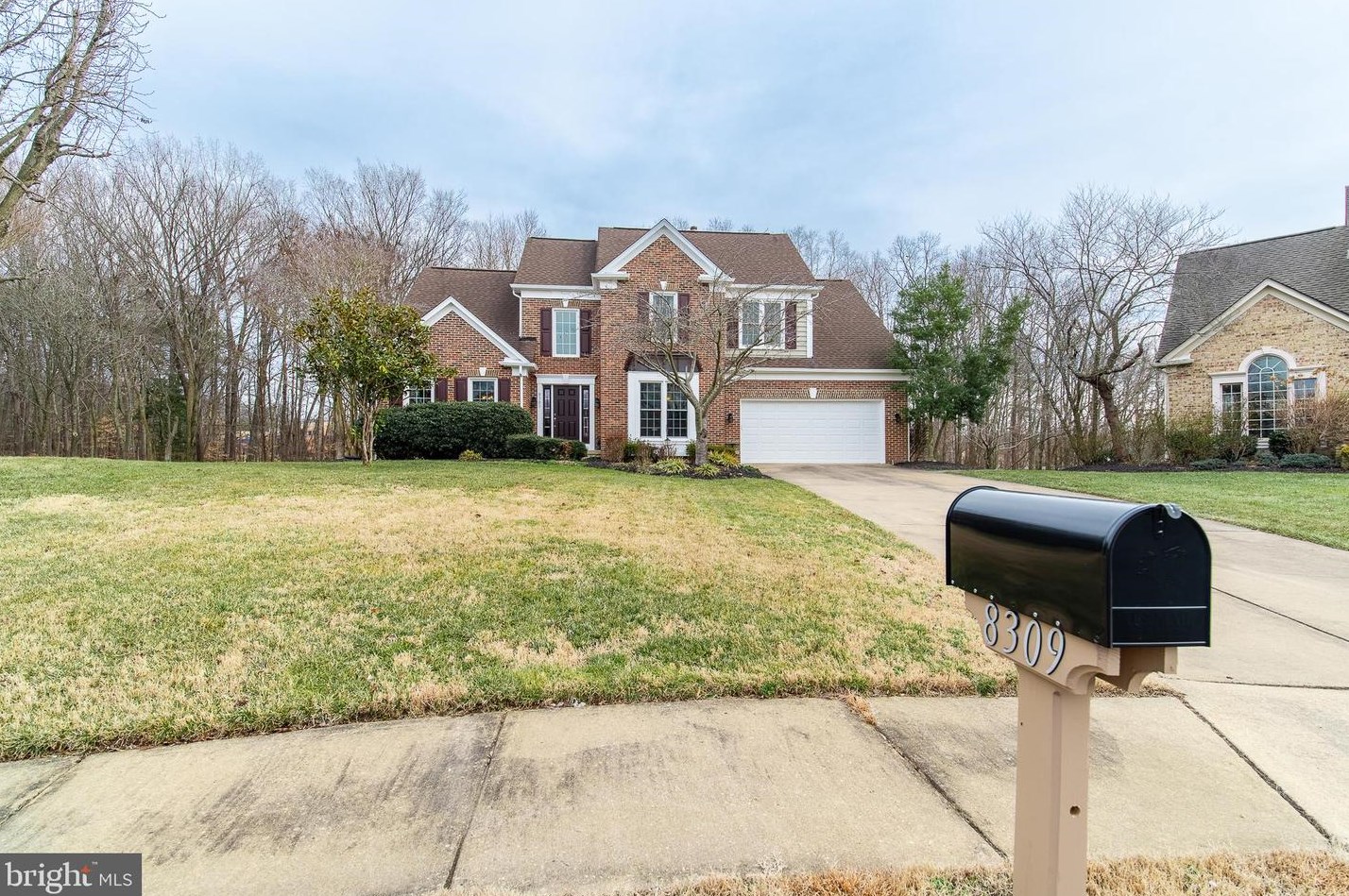 8309 Knotty Pine Ln, Fairfax, VA 22039-3226