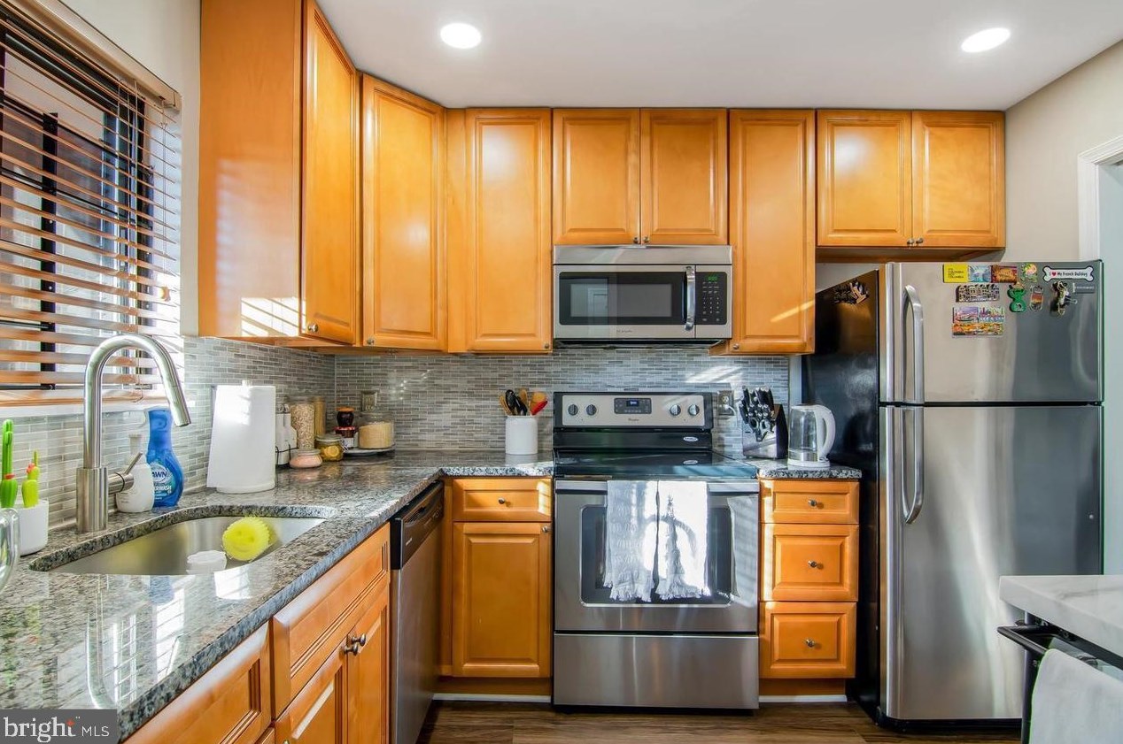 2806 Lee Oaks Pl #302, Falls Church, VA 22046