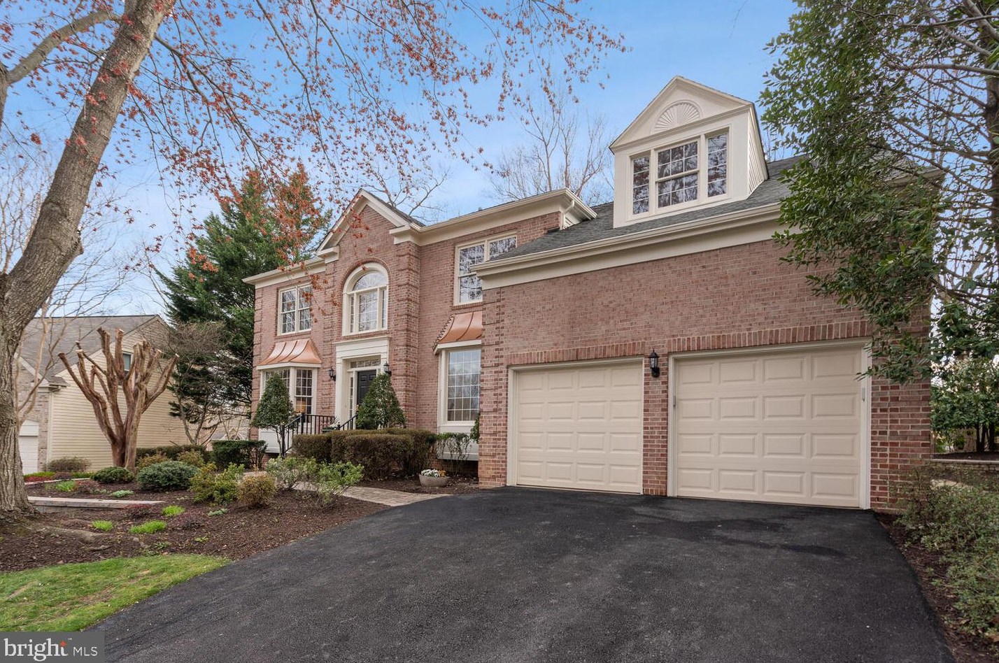 8002 Hedgewood Ct, Fairfax, VA 22039-3152