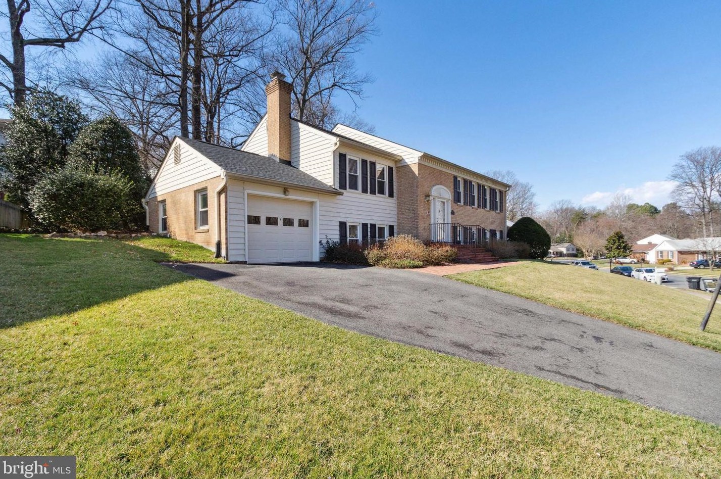 10825 Broadwater Dr, Fairfax, VA 22032-3005