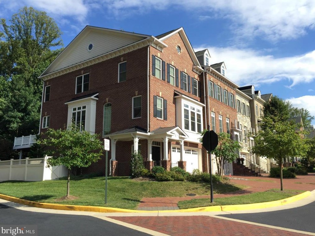 2131 Royal Lodge Dr, Falls Church, VA 22043