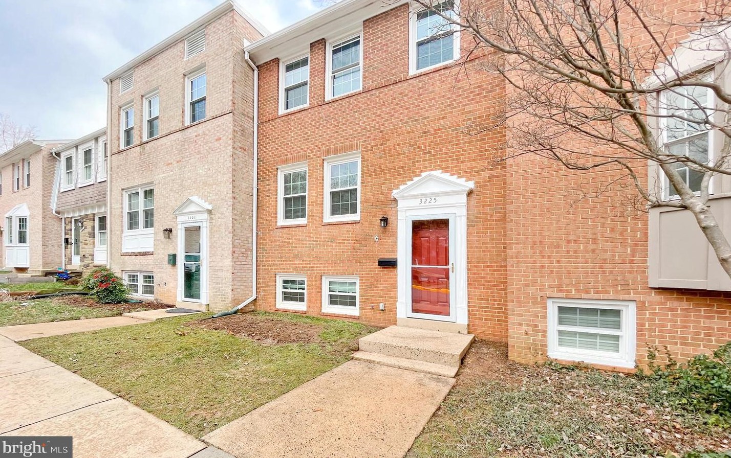 3225 Viscount Ct, Annandale, VA 22003