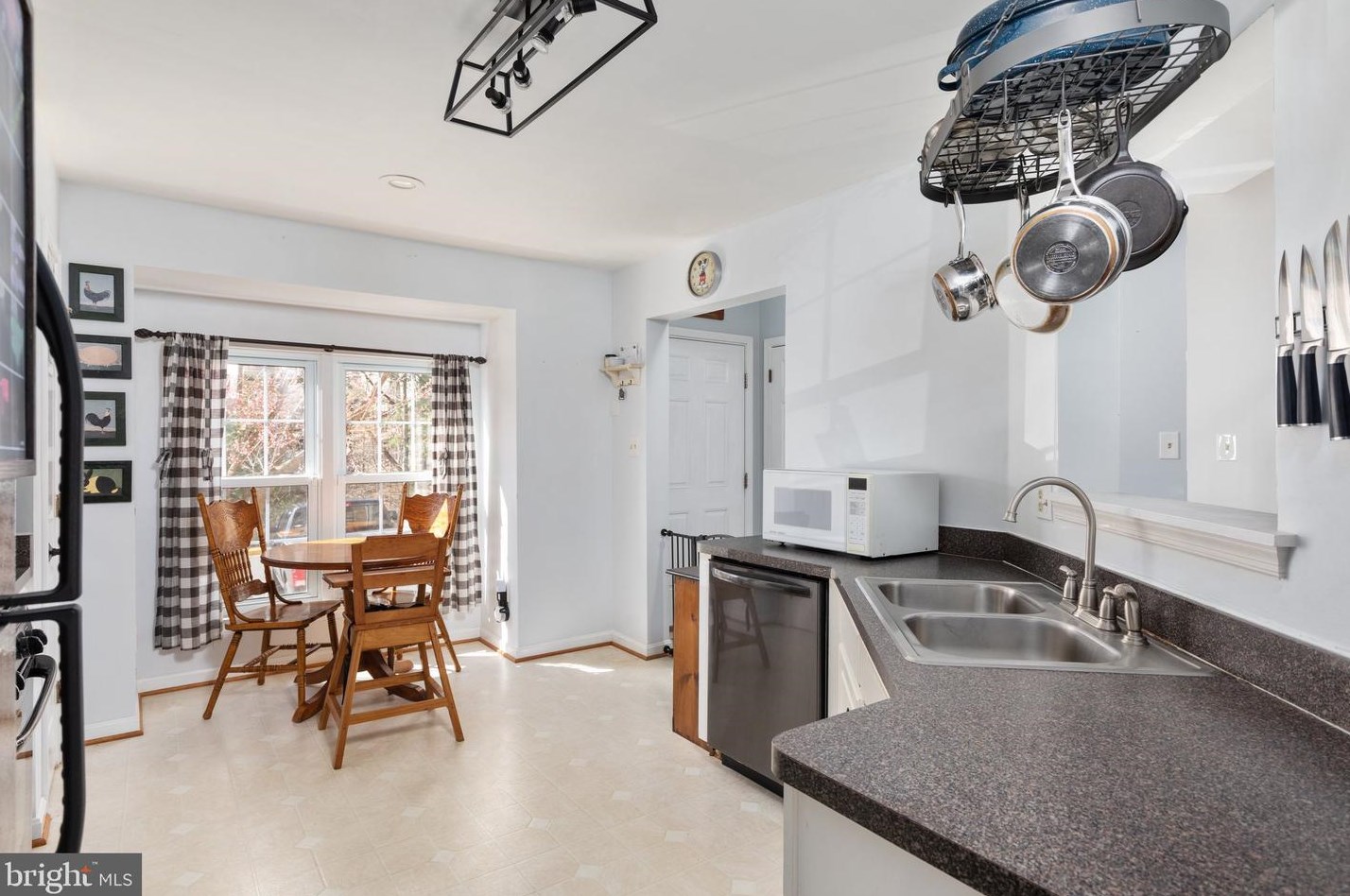 14127 Compton Valley Way, Centreville VA  20121-5002 exterior