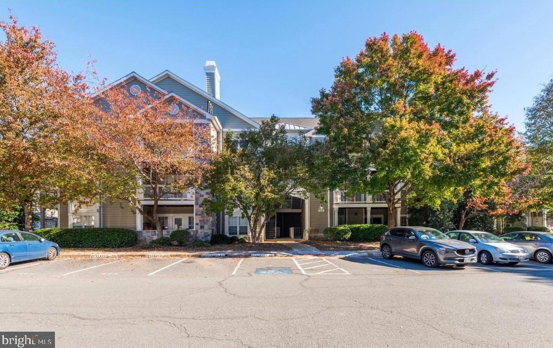 1712 Lake Shore Crest Dr Apt 13, Herndon, VA 20190